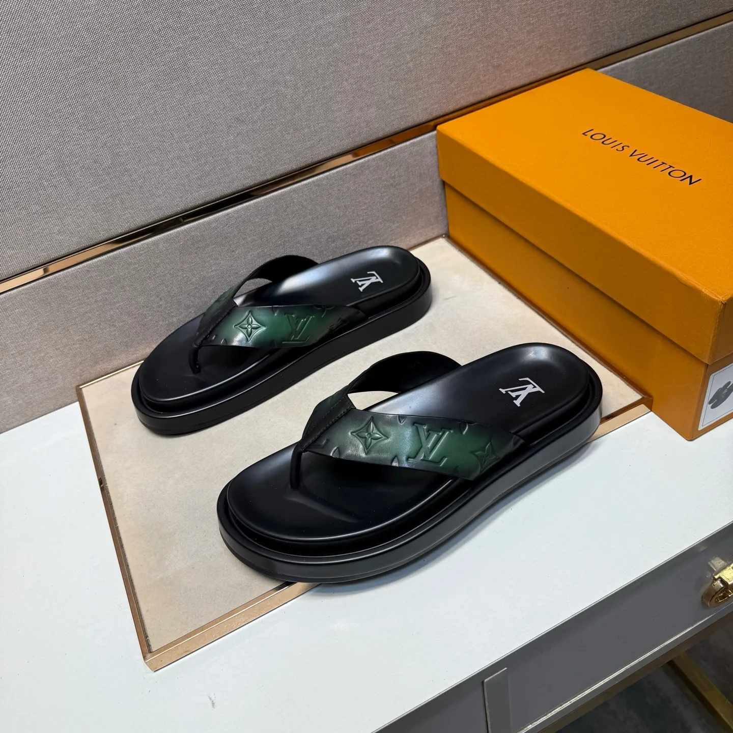 ⬛️Men's shoes 💰p400 [LV～] Men's casual slippers 2025z cabinet sales simultaneously 🔶Size: 39-44#️⃣ 🔷4 colors🔜The upper is made of cowhide stitching➕Genuine leather lining, comfortable and breathable, sole: original comfortable and wear-resistant outsole, ⚠️Real 📱Photographed🎬The real thing is better📢📢📢